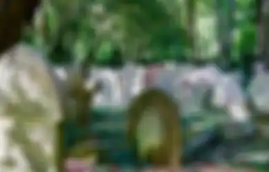  Kenalan dengan Wanita via Online, Pemuda Ini Diajak Kencan di Kuburan, Setelah Bertemu, Pemuda Ini Malah Lari Tanpa Busana Dalam Kondisi Berlumuran Darah