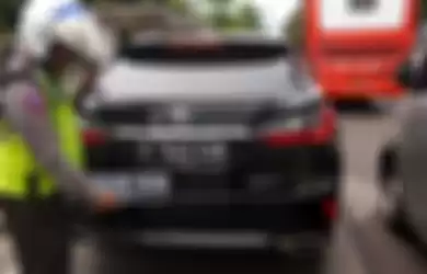 Pasang nopol palsu, mobil mewah SUV Lexus ditangkap petugas.