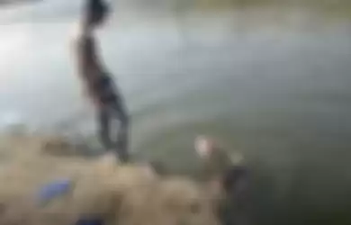 Pria dibiarkan tenggelam oleh temanny