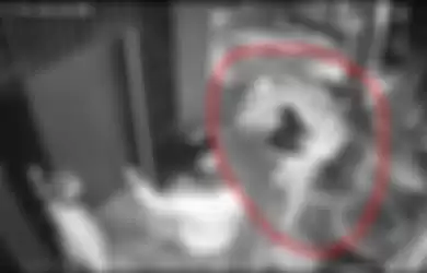 CCTV menunjukkan pasangan itu membopong tubuh korban ke unit mereka untuk melakukan hubungan bertiga. 