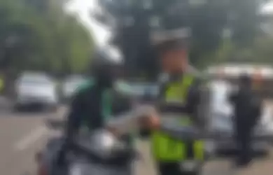 Polisi menilang pengendara sepeda motor yang belum membayar pajak kendaraan bermotor (PKB)-nya di Jalan Lapangan Banteng Selatan, Jakarta Pusat, Jumat (11/8/2017)