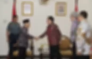 Foto Wakil Presiden KH. Ma'aruf Amin berjabat tangan dengan Co-Founder and President Bukalapak, Fajrin Rasyid.