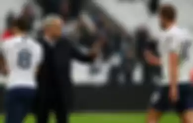 Pelatih Tottenham Hotspur, Jose Mourinho memberi ucapan selamat kepada para pemain.