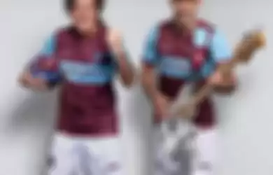 Steve Harris dan Pablo Zabaleta yang mengenakan jersi kit Iron Maiden x West Ham United