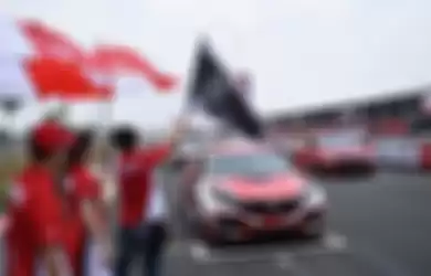 Anggota Komunitas R Club, jajal Honda Civic Type R mereka di sirkuit jalan raya BSD Grand Prix (1/12/2019).