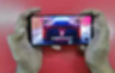 Posisi sensor Air Trigger 2 membuat ROG Phone 2 seperti menggunakan gamepad