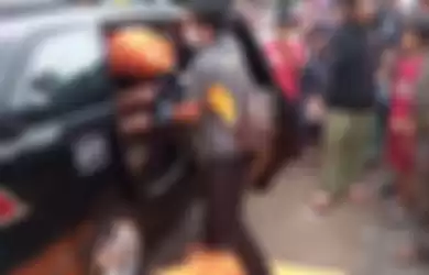 Kondisi saat polisi evakuasi jasad kepsek SD Tasikmalaya yang ditemukan tewas di dalam mobil tanpa celana dalam