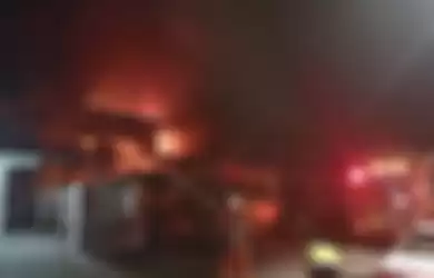 Rumah yang terbakar akibat charger smartphone KW.