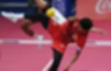 Pesepak takraw Indonesia Muhammad Hardiansyah Muliang (depan) memblok smes dari pesepak takraw Myanmar Aung Naing Oo dalam pertandingan babak Final Sepak Takraw Ganda Beregu Putra SEA Games ke-30 di Subic Gymnasium, Filipina, Kamis (5/12/2019).  Regu takraw putra Indonesia menang atas Myanmar dengan