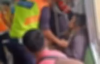 Petugas berusaha meminta pemuda santuy keluar dari gerbang kereta api