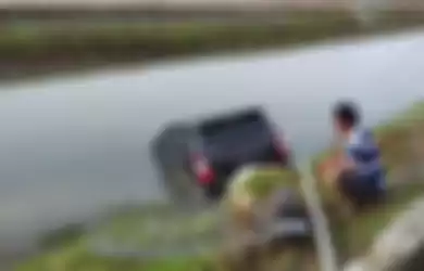 Toyota Kijang Innova tabrak banggar pembatas dan nyemplung sungai di kawasan Bandara Soetta (8/12/2019)