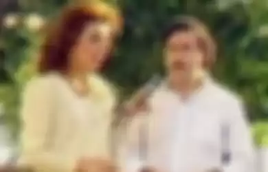 Pablo Escobar bersama dengan kekasihnya. 
