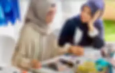 Sayang Ibu, Desainer Muda Indonesia, Jenahara Bikin Scarf yang Terinspirasi Mamanya!