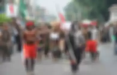 Peringatan 100 Hari Gus Dur --- Mahasiswa asal Papua mengikuti karnaval budaya untuk memperingati 100 hari meninggalnya Abdurrahman Wahid atau Gus Dur di Jalan Malioboro Yogyakarta, Sabtu (10/4). Dalam karnaval budaya yang dimotori oleh Kaum Muda Nahdlatul Ulama Yogyakarta.