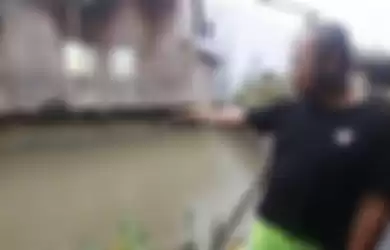 PENEMUAN MAYAT- Erki, warga RT 30, Kelurahan Teluk Lerong Ilir menunjukkan lokasi penemuan mayat tanpa kepala di parit aliran sungai Karang Asam Kecil, tepatnya di kolong rumah tetangganya, Jalan Antasari 2 Gang 3, Samarinda Ulu, Minggu (8/12/2019)