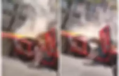 Detik-detik mobil Lamborghini terbakar di Surabaya.