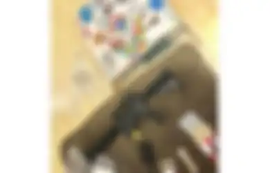 Pasangan Ini Mendapatkan Hadiah Bayi Yang Bagus Dan Murah Tapi Justru Malah Menghadiahi Bayi Teman Mereka Pistol Setelah Membeli Di Toko Seperti Ini