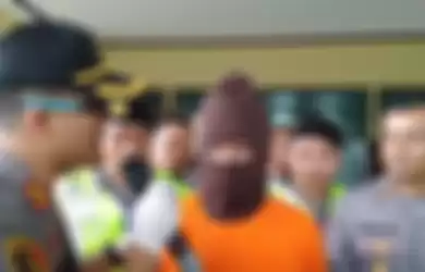 Kapolres Kubu Raya AKBP Yani Permana saat tanyai tersangka pembunuhan laki laki di Rasau Jaya, Selasa (10/12/2019).