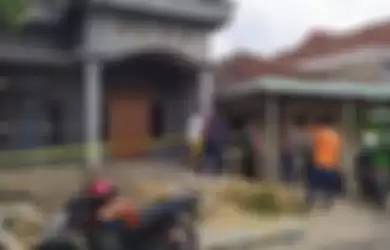 Rumah kosong lokasi pembacokan anggota Polres Pamekasan di Jl. Sersan Mesrul, Kelurahan Gladak Anyar, Pamekasan, saat dipasangi garis polisi, Selasa (10/12/2019)