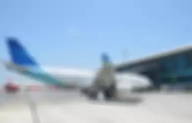 Pesawat Airbus A330-200 milik maskapai Garuda Indonesia mendarat di Bandar Udara Yogyakarta International Airport di Kulon Progo, Daerah Istimewa Yogyakarta, Jumat (05/10/2019).