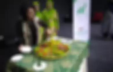 Prosesi potong tumpeng yang dilakukan Nilai Marita, Chief  of Corporatef Affairs Gojek