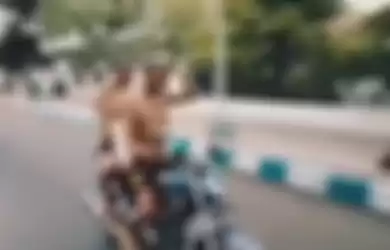 Video dua pelajar mengendarai sepeda motor sambil keramas.