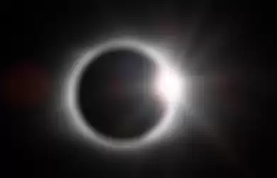 ilustrasi fenomena gerhana matahari cincin