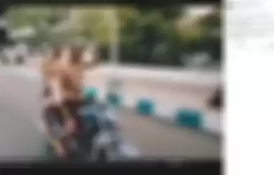 Video dua pelajar mengendarai sepeda motor sambil keramas.