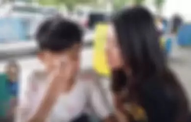 Betrand Peto nangis, tak tega melihat kondisi kakek pemulung 