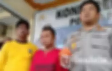 Pelaku saat diinterogasi oleh Kapolres Sampang, AKBP Bambang Budi Wibowo di Mapolres Sampang, Kamis (12/12/2019).
