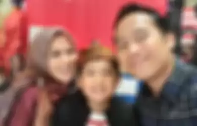 Denny Cagur bersama istri dan anaknya.