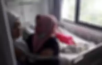 Isak tangis keluarga Nenek Siti Aisah (52) dan Anya Septia (5) pecah saat mereka mendatangi RS PMI Bogor, Minggu (15/12/2019). 