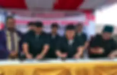 Penandatangan MoU kerjasama pengembangan Safety Riding Lab oleh Ketua Yayasan AHM I Putu Astawa (kiri ke-2), Direktur PT Indako Trading Coy Leo Wijaya (kanan ke-2) dan Ketua Yayasan Pendidikan PABA Binjai H. Nirwansyah Nasution (kanan) di SMK Panca Abdi Bangsa (PABA) Kota Binjai, Sumut. 