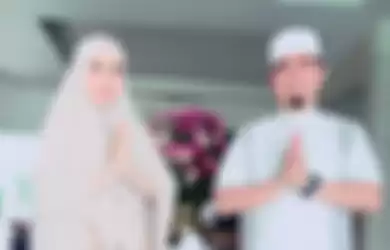 Istri Ustaz Solmed, April Jasmine, jadi bulan-bulanan netizen, setelah viral videonya joget TikTok. Langsung diserbu netizen.