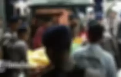 Evakuasi jenazah anggota Brimob tersambar petir di kamar mayat RS Bhayangkara Surabaya. 
