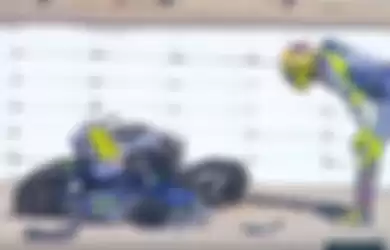 Valentino Rossi saat alami crash di Valencia tahun 2017