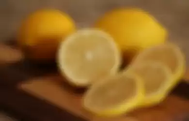 Biasanya Langsung Dibuang, Meletakkan Irisan Lemon Bekas di Rak Piring Punya Manfaat Ajaib yang Tak Pernah Disadari