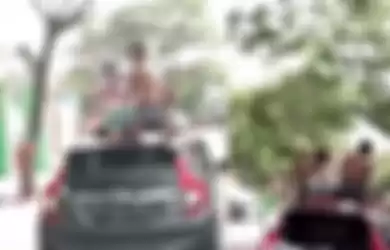 Video viral dua orang pemuda yang sedang mandi diatas motor di Bulukumba, Sulawesi Selatan. 