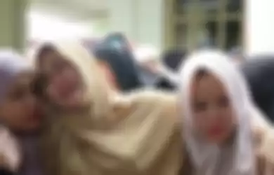 Istri hakim Jamaluddin, Zuraida Hanum, menangis ketika jasad suaminya tiba rumah mertuanya di Desa Suak Bilie, Kecamatan Suka Makmue, Nagan Raya, Sabtu (30/11/2019) sekitar pukul 13.30 WIB. 