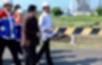 Jokowi tinjau kilang minyak di Tuban bersama Ahok.