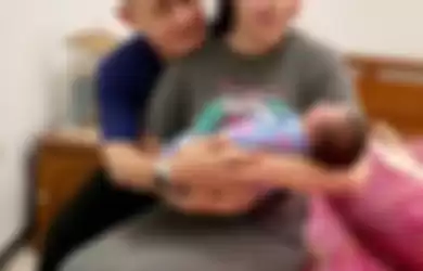 Fitri Carlina gendong bayi