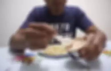 YouTuber Malaysia mencoba makan nasi goreng dicampur dengan makanan kucing kalengan.