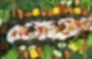 Pernah Makan di Atas Daun Pisang? Ternyata Cara Makan Seperti Ini Lebih Sehat