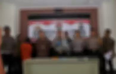 Kapolres Pelalawan AKBP Hasyim Risahondua dan jajaran Polsek Pangkalan Kerinci mengadakan konferensi pers pengungkapan kasus penganiayaan dengan pemberatan yang terjadi di warung tuak di Kecamatan Pangkalan Kerinci, Kabupaten Pelalawan, Riau, Jumat (27/12/2019).