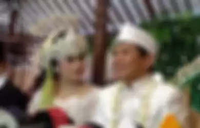 Ginanjar Empat Sekawan dan Tiara Amalia usai akad nikah di Griya Ageng Selasar, Depok, Jawa Barat, Minggu (29/12/2019).