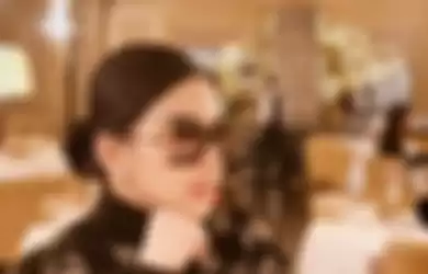 Syahrini tampil modis mengenakan oversized sunglasses