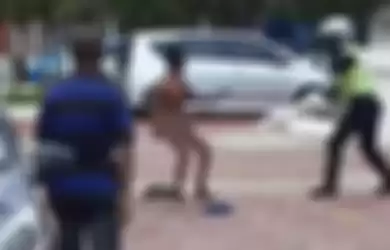 Pria telanjang bulat mengamuk di masjid