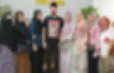 Ahmad Dhani di hari kebebasannya dari Rumah Tahanan Negara yang kala itu dijemput Mulan Jameela yang tampak santun dalam balutan Gamis HIjab Syar'i berwarna ungu pastel