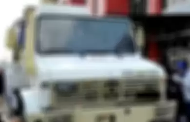 Mobil truk Mercedes-Benz Unigmo yang digunakan Ahmad Dhani untuk pulang dari penjara.
