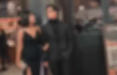 Vanessa Angel tampil seksi memakai gaun belahan rendah yang tampak serasi dengan suaminya.